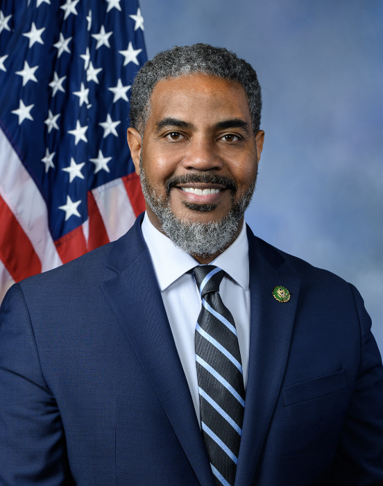 华尔街嗨了！特朗普对中国开火加码关税125%！但对其他国家突然喊停给予90天喘息期！美股火箭式反弹！